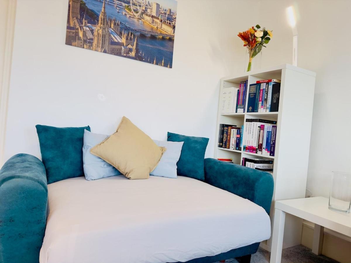 Prime Location By Eye - Direct View - Entire Flat For 3 Adults & 1 Child Apartment London