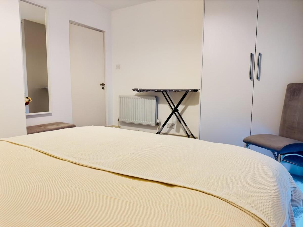 Apartment Prime Location By Eye - Direct View - Entire Flat For 3 Adults & 1 Child *
