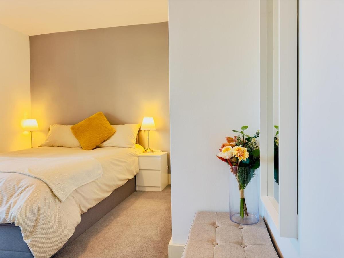 Prime Location By Eye - Direct View - Entire Flat For 3 Adults & 1 Child * London