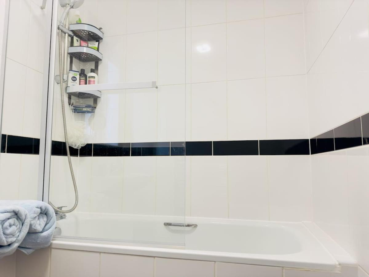 Prime Location By Eye - Direct View - Entire Flat For 3 Adults & 1 Child London