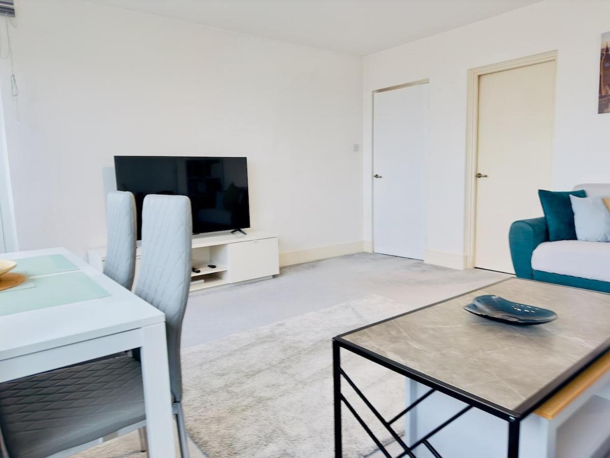 Prime Location By Eye - Direct View - Entire Flat For 3 Adults & 1 Child