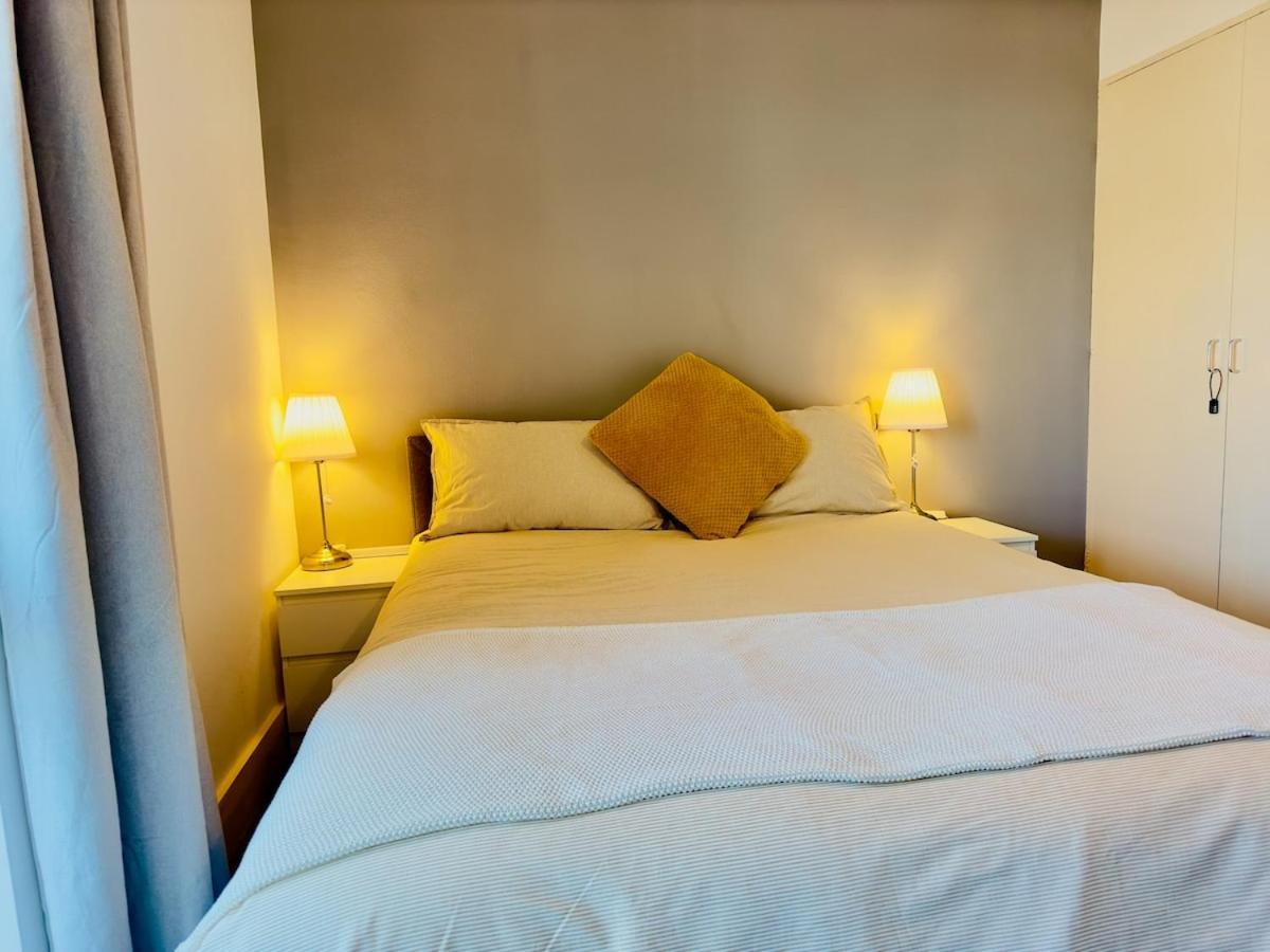 Prime Location By Eye - Direct View - Entire Flat For 3 Adults & 1 Child *
