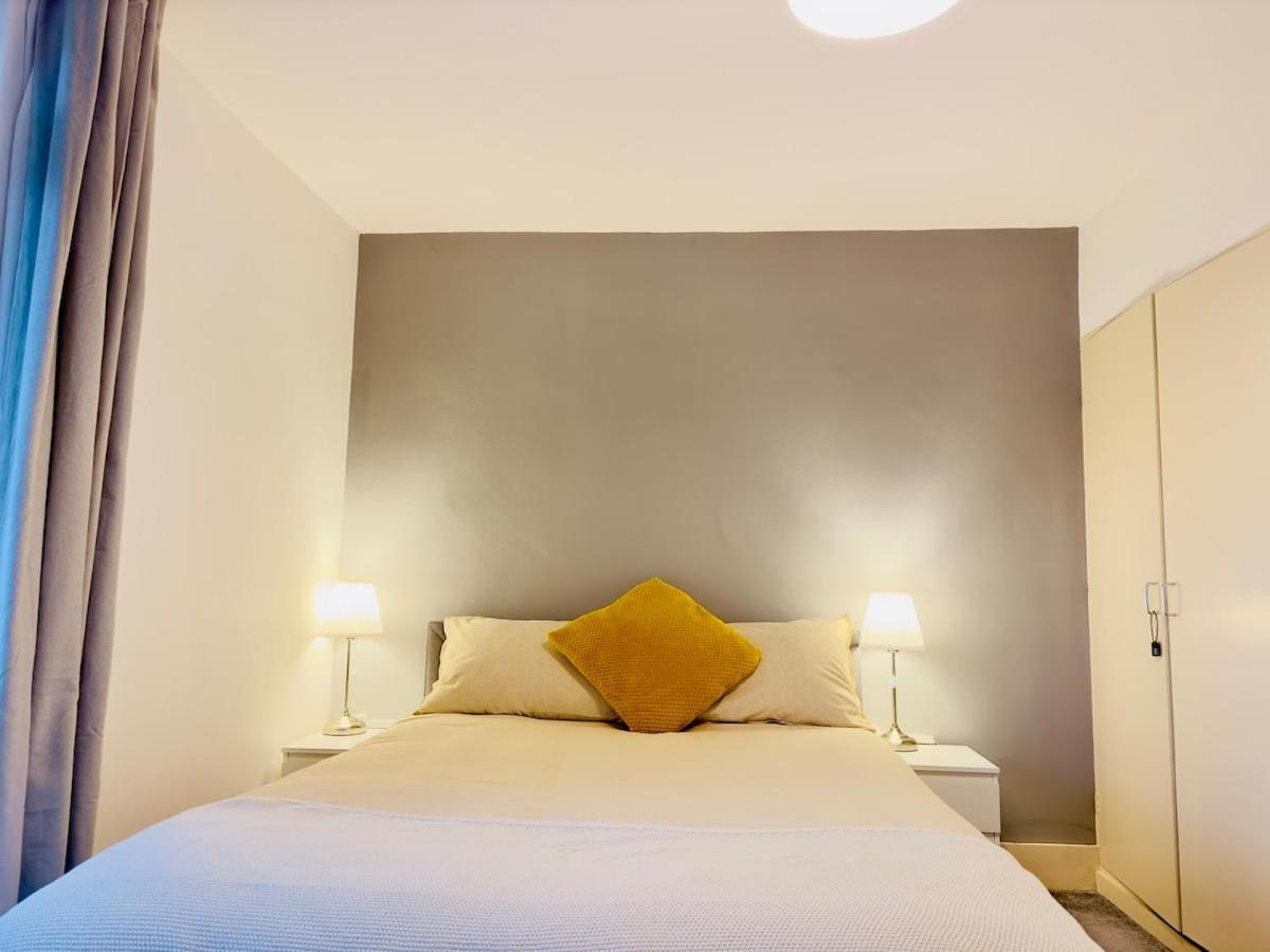 Prime Location By Eye - Direct View - Entire Flat For 3 Adults & 1 Child London