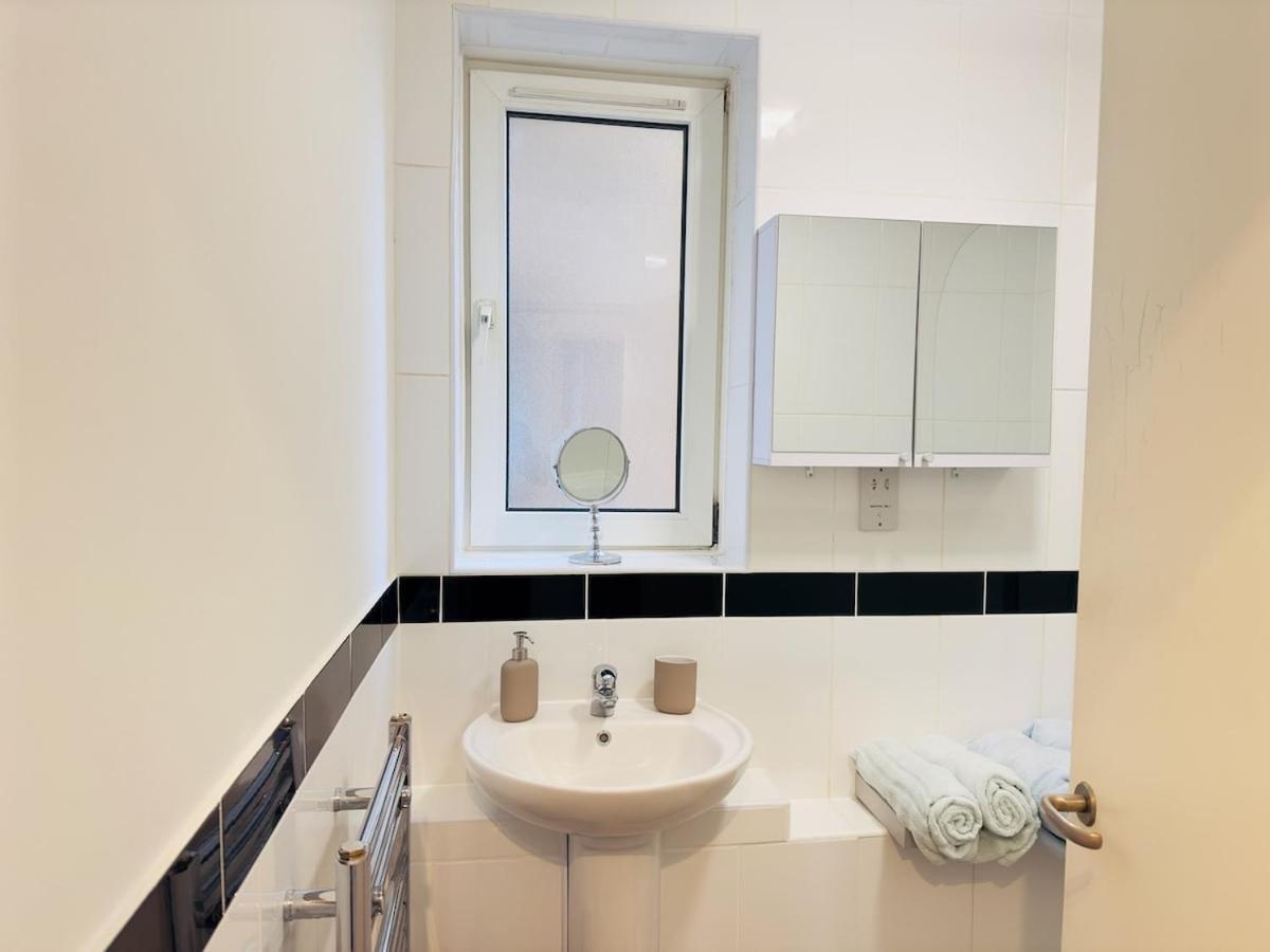 Apartment Prime Location By Eye - Direct View - Entire Flat For 3 Adults & 1 Child *