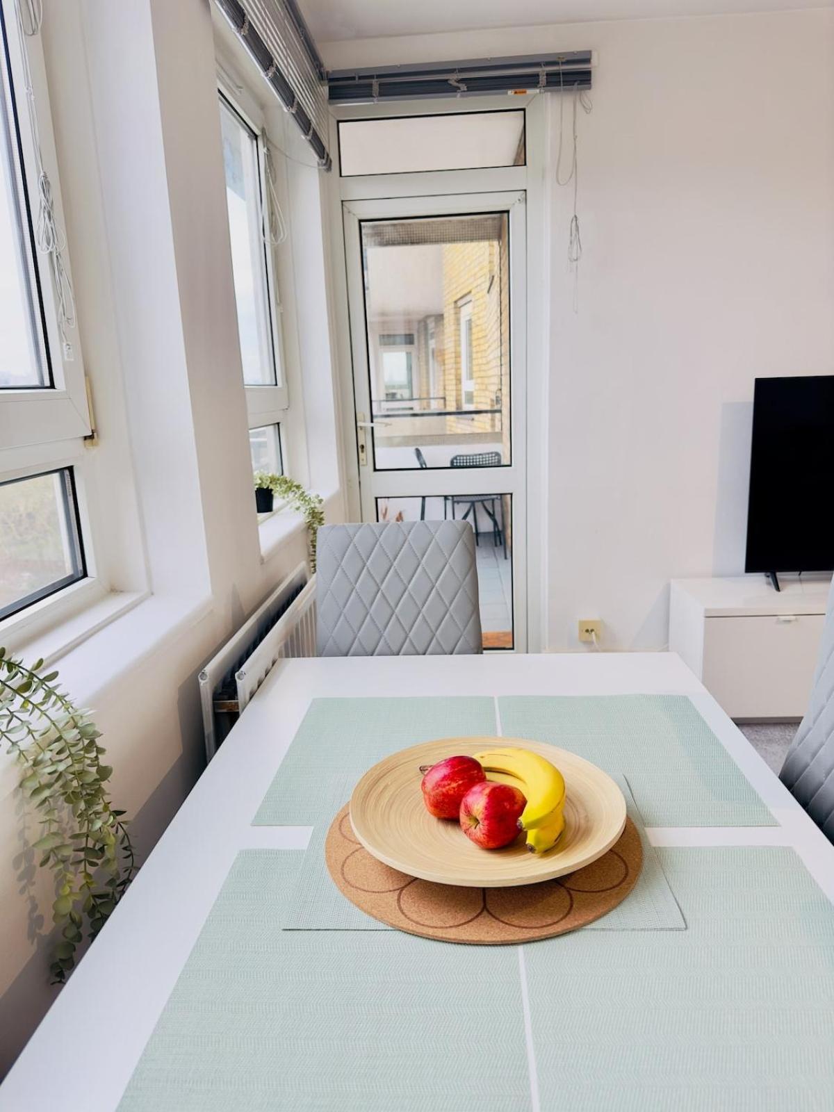 Apartment Prime Location By Eye - Direct View - Entire Flat For 3 Adults & 1 Child London